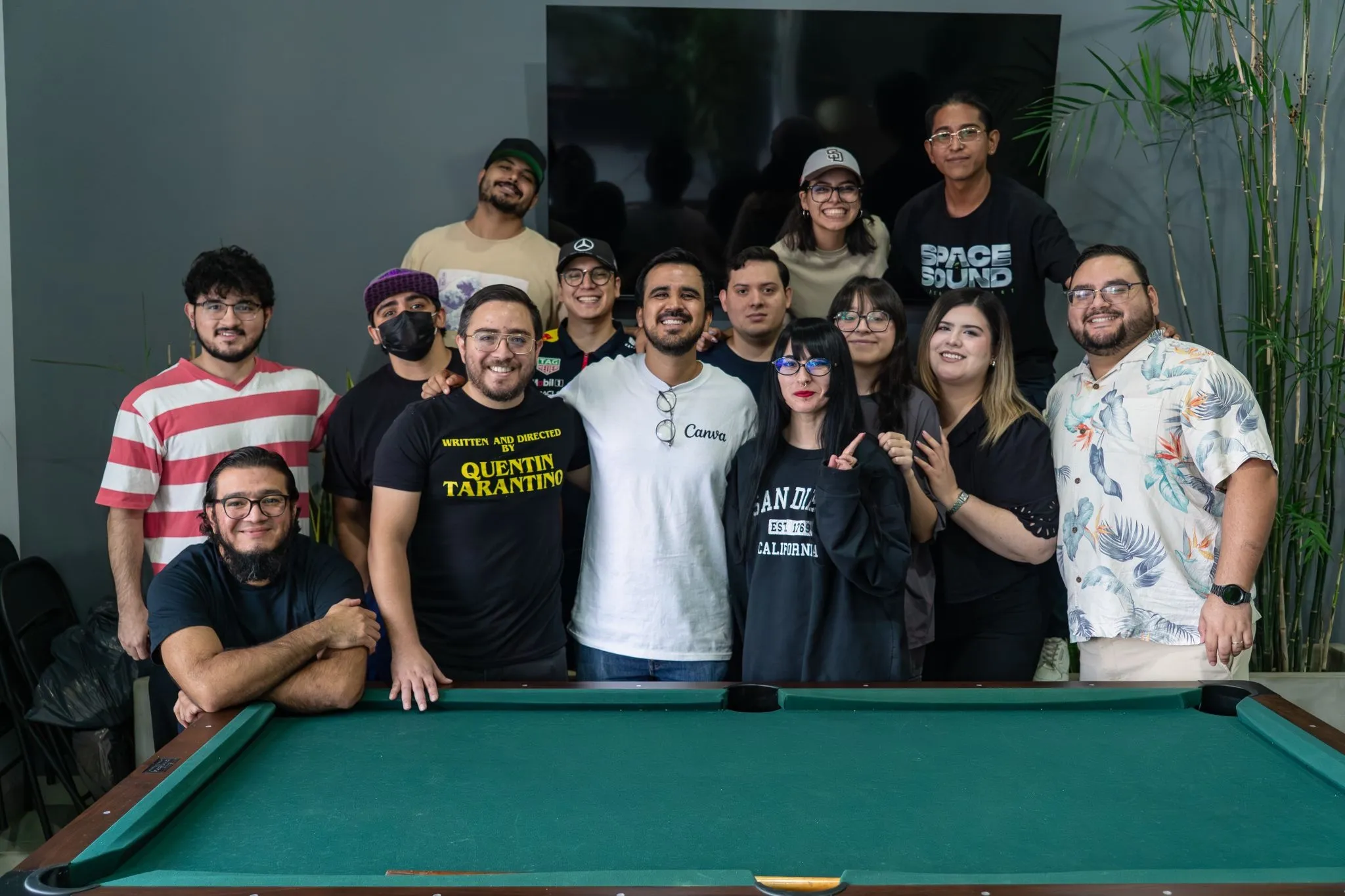 Carlos Ramírez con los asistentes a su charla con Aronos Mkt, alrededor de una mesa de billar